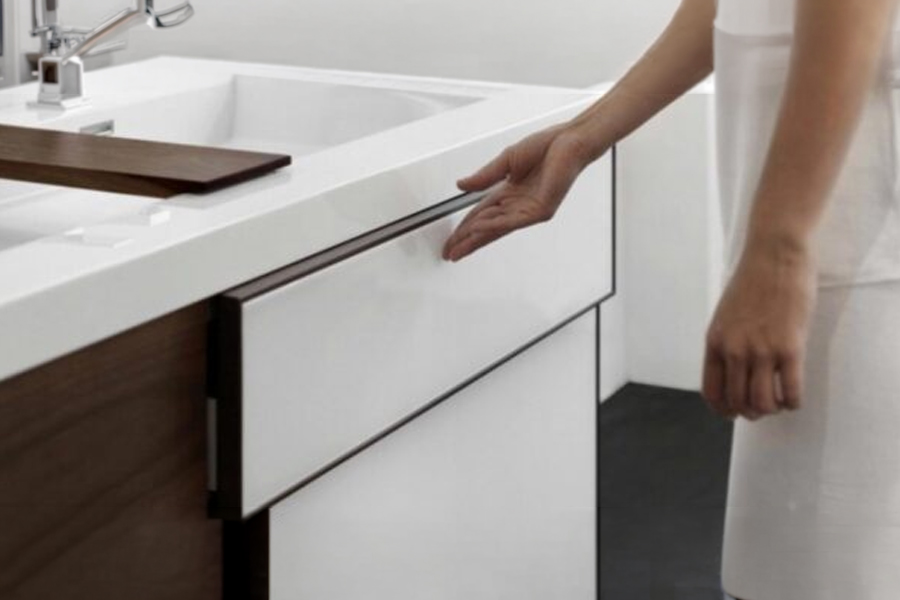 tiroir du meuble de salle de bain avec système push to open