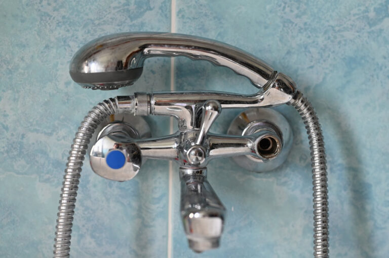 mitigeur bain douche cassé : la tête du robinet d'eau chaude est à remplacer