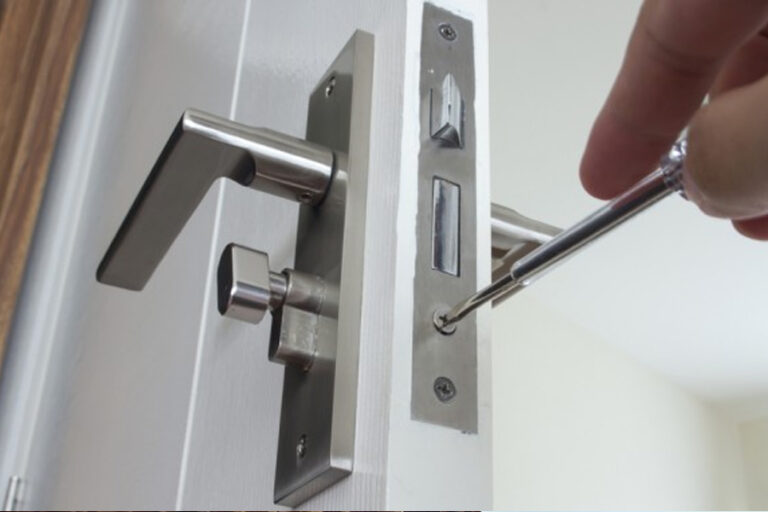 changer une serrure encastrée dans la porte avec un tournevis