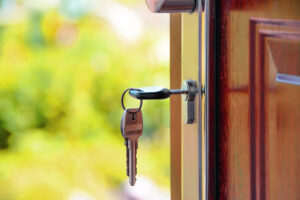 clé dans la serrure de la porte d'entrée ouverte sur l'extérieur de la maison
