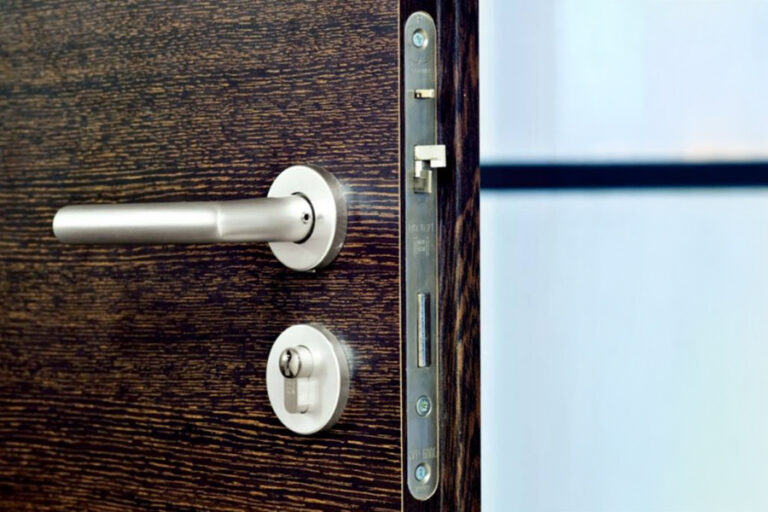 retourner le pêne d'une serrure de porte