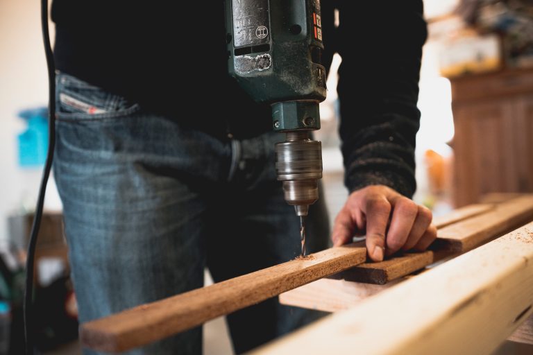 adult-artisan-carpenter-1094767 perceuse trou bois