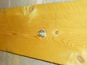 Construction d'un plancher en bois : fixation