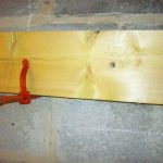Construction d'un plancher en bois : maintien de la poutre