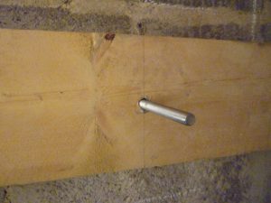 Construction d'un plancher en bois : fixer les poutres