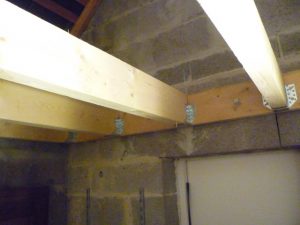 Construction d'un plancher en bois : poutre transversale