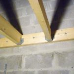 Construction d'un plancher en bois : poutre transversale