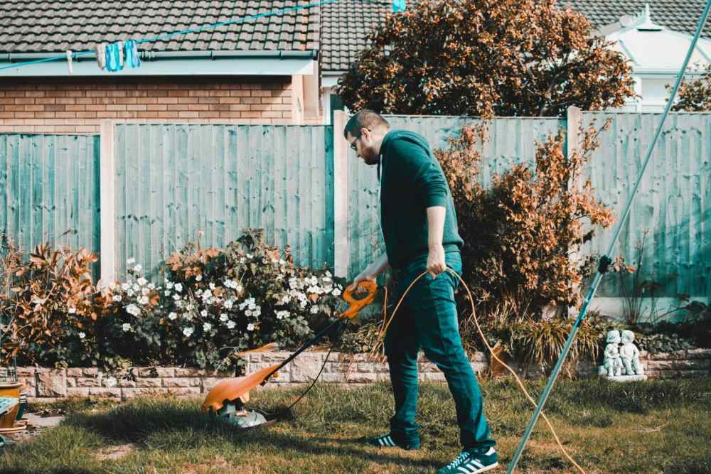 homme débrousailleuse jardin