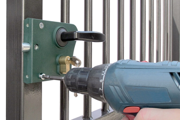 changer une serrure de portail en applique avec une perceuse