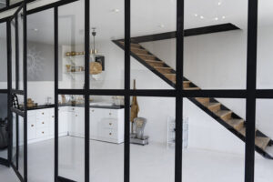 verrière avec porte vitrée séparation entre cuisine et salon verrière avec porte vitrée séparation entre cuisine et salon