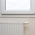 radiateur placé sous la fenêtre