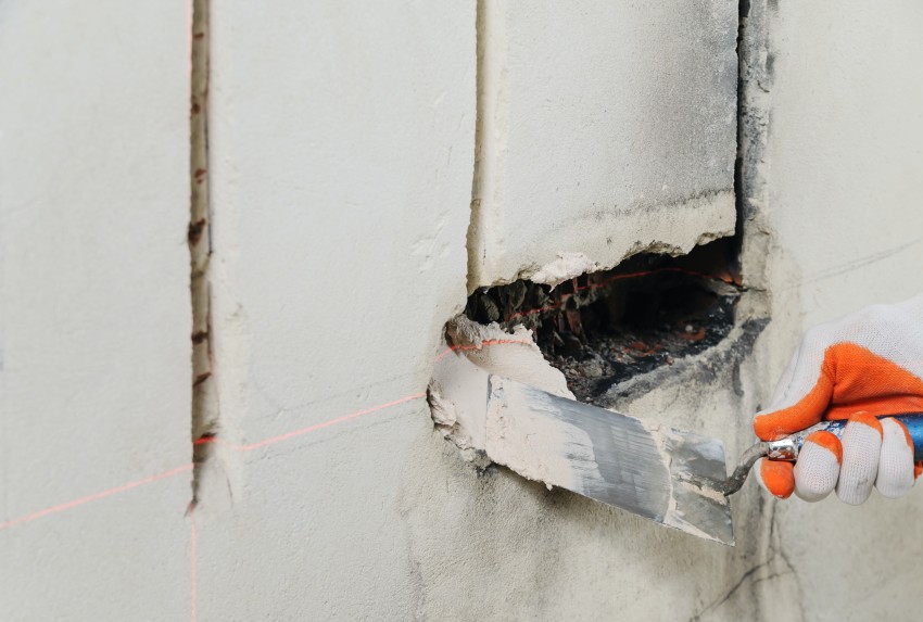 Comment reboucher un trou dans un mur ? Petit trou, fissure, gros trou