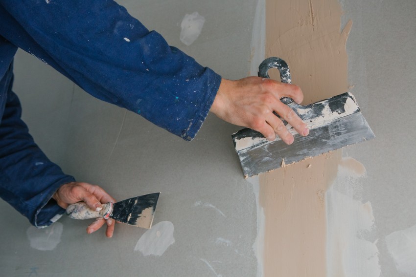 Comment enduire un mur ? Obtenir une surface lisse avant travaux