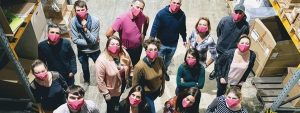l'équipe Bricozor en masques roses contre le cancer du sein