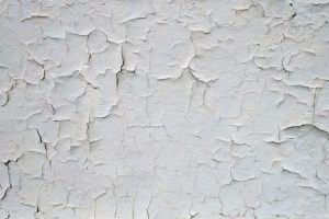 peinture ecaille mur blanc