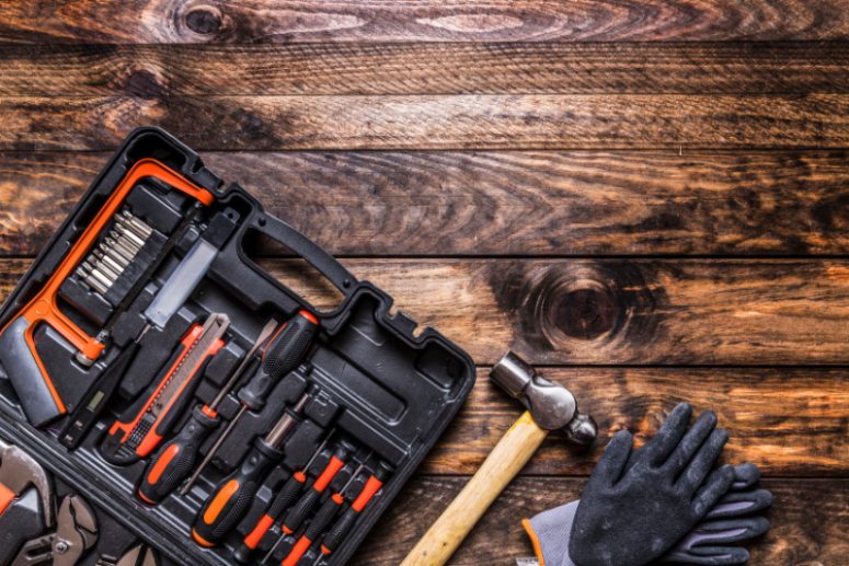 Boite à outils en bois et métal. Idéal pour les premiers vrais bricolages