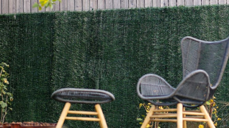 Comment poser et fixer une haie végétale artificielle dans son jardin