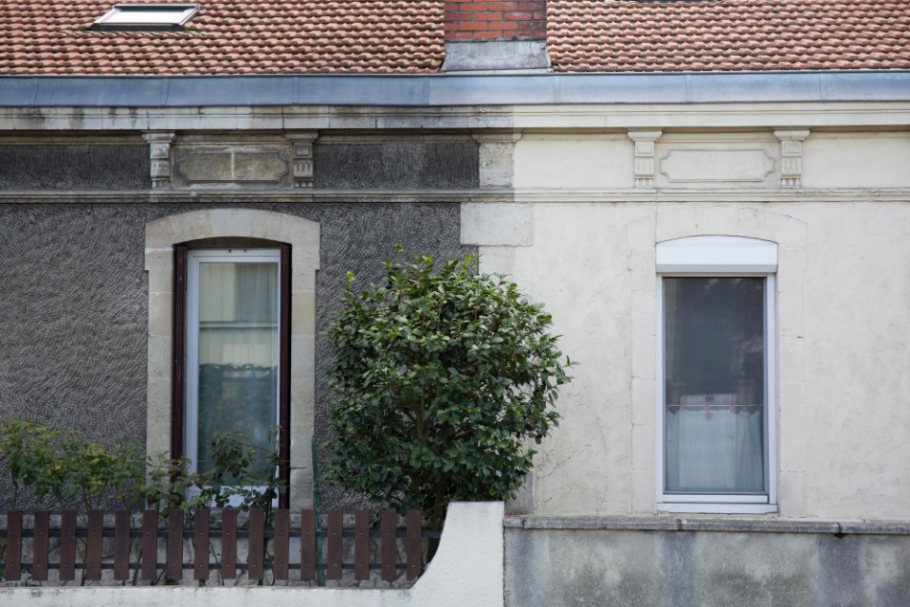 Comment nettoyer sa toiture de la pollution et des salissures noires ? 