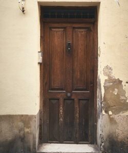 vieille porte d'entrée en bois