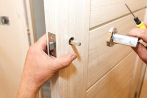 Installation d'une poignée de porte sur une porte neuve
