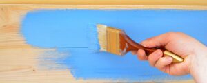 peinture bleue appliquée au pinceau sur du bois