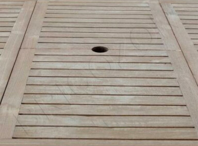 table en bois avant le passage d'un saturateur