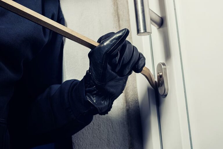 cambrioleur tente d'entrer par effraction en forçant la porte