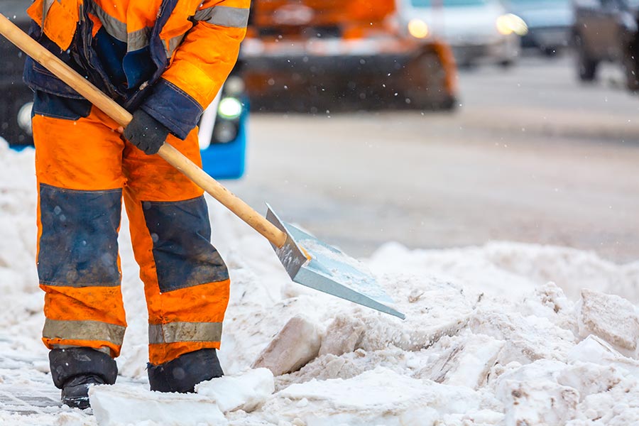 travailleur porte des vêtements de protection contre le froid