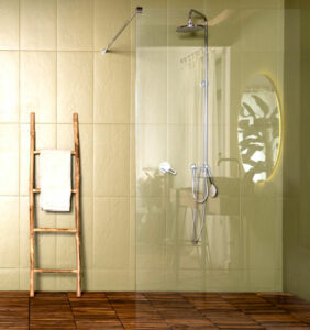 douche à l'italienne moderne avec une paroi en verre trempé