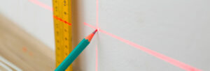 niveau laser crayon et mètre pour prendre les mesures