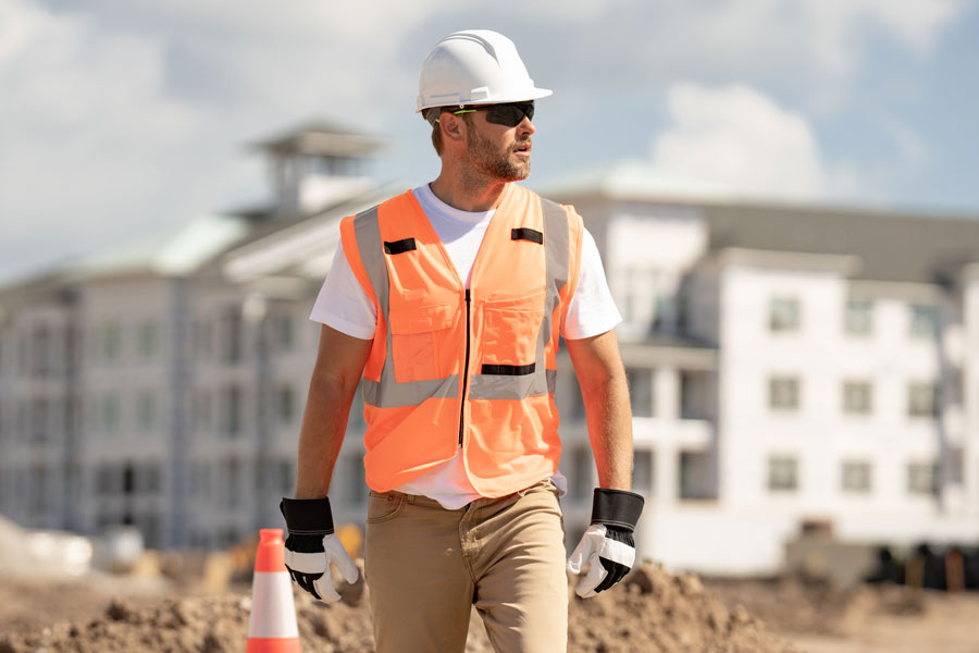 travailleur sur un chantier porte un gilet de protection fluo haute visibilité
