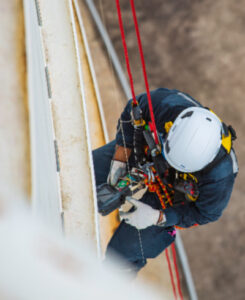 ouvrier sur un chantier en EPI : (Équipement de Protection Individuelle) harnais antichute, casque