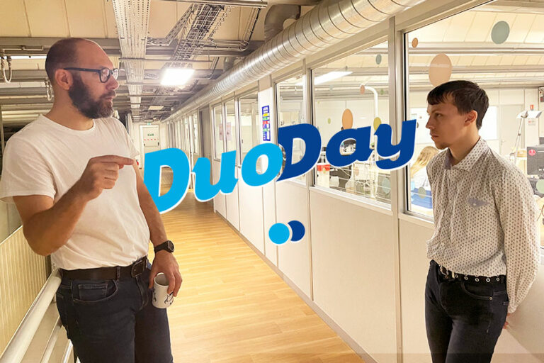 DuoDay 2023 : Nicolas et Fabien discutent dans le couloir de bricozor.jpg