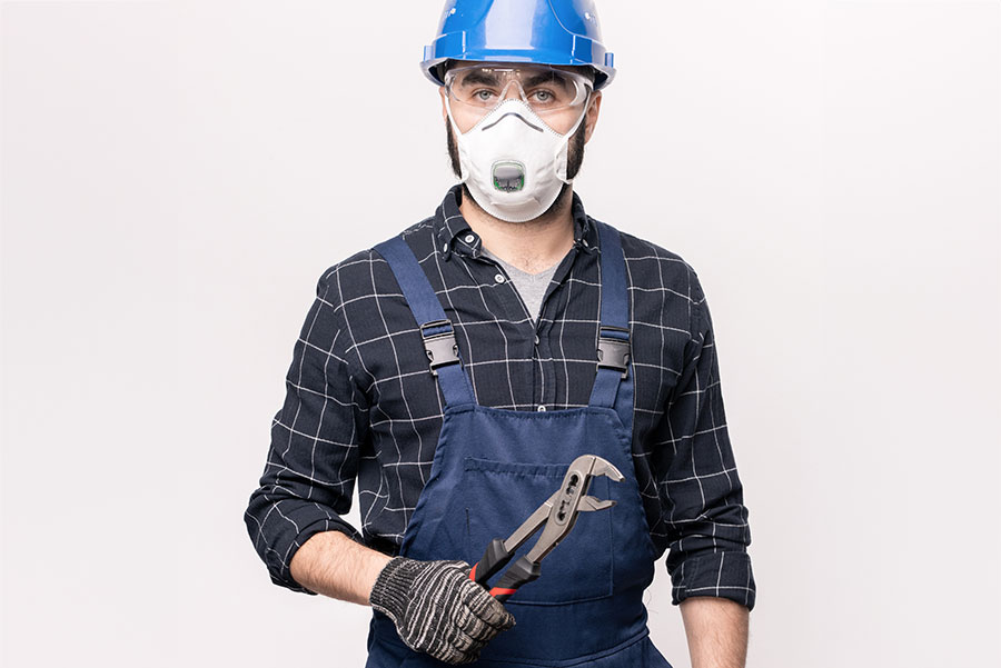 plombier équipement de protection : casque, masque, lunettes, gants