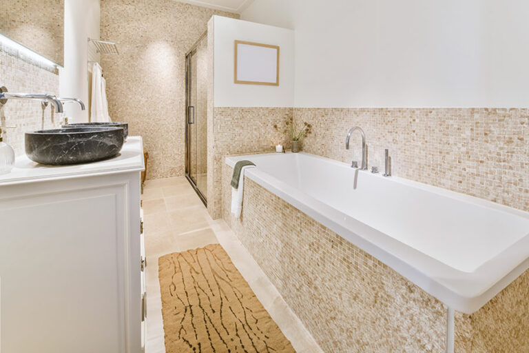 salle de bains baignoire encastrée moderne confortable