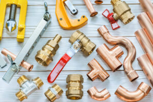 outils-plomberie-tuyaux-cuivre-raccords-coupe-tuyau-valves-pinces