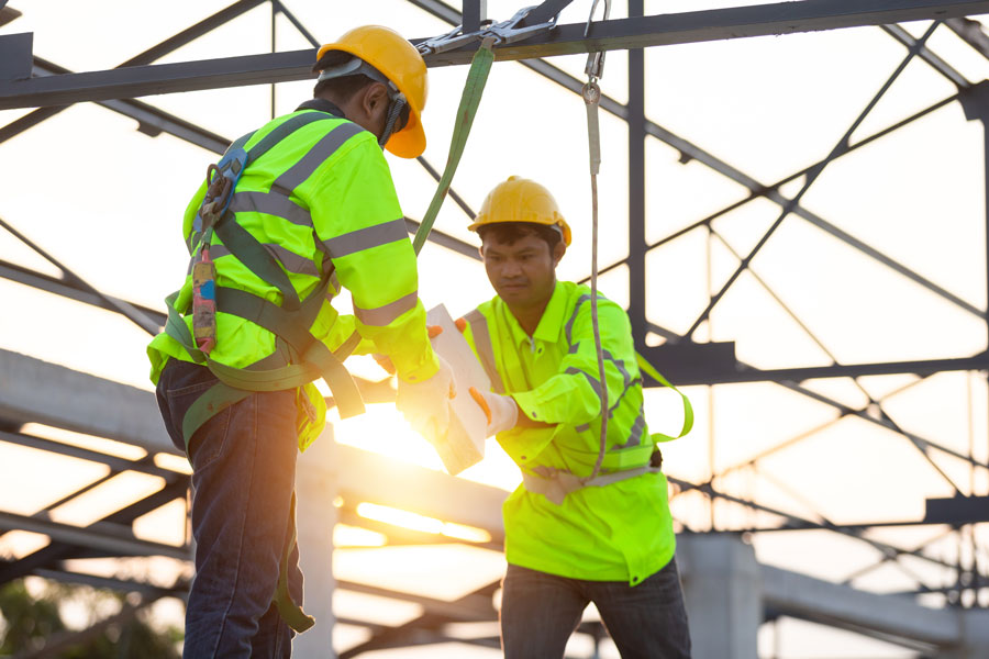 ouvriers travaillent dans le bâtiment en équipements de protection individuelle EPI