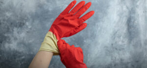 mains enfilent gants de protection en latex