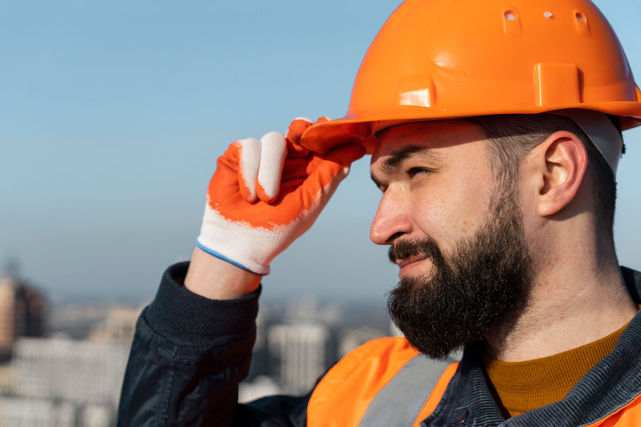 ouvrier de chantier porte un casque de sécurité EPI
