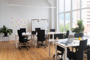 salle vide avec chaises et bureaux salle vide avec chaises et bureaux