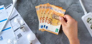 une main portant des billet illustre des factures électriques chères comment faire des économies d’électricité ? une main portant des billet illustre des factures électriques chères comment faire des économies d'électricité ?