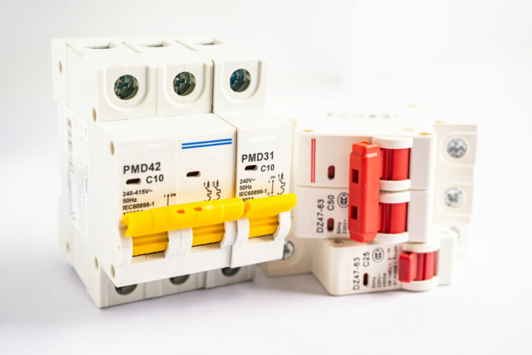 disjoncteur automatique fond blanc contrôler protéger système alimentation électrique