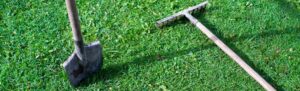 pelle et râteau outils de jardinage pour niveler la pelouse du jardin