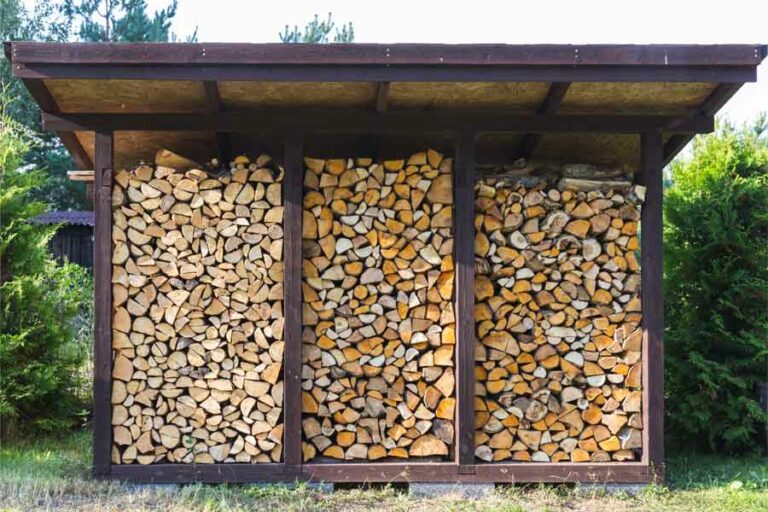 abri de jardin pour stocker le bois de chauffage