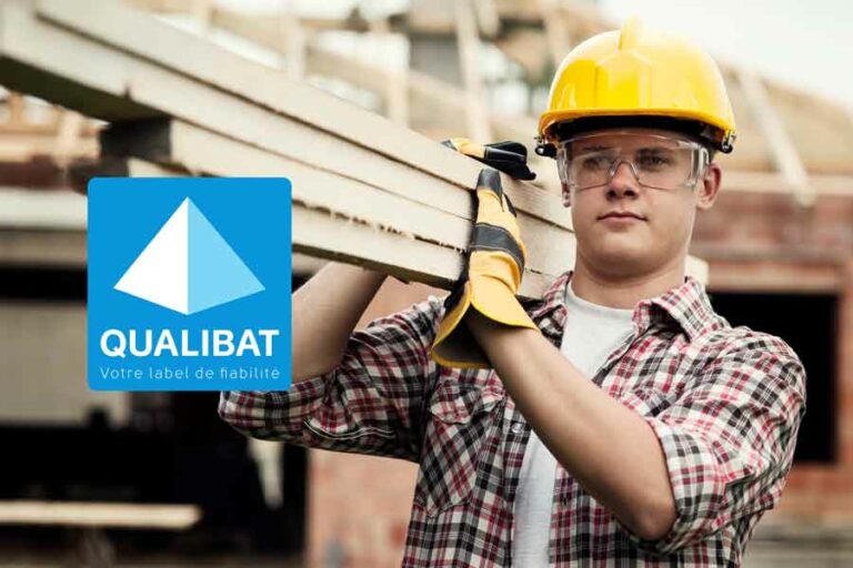 ouvrier du bâtiment sur chantier de construction logo Qualibat