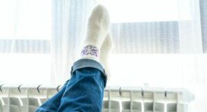 pieds en chaussettes sont posés sur le radiateur pour se réchauffer