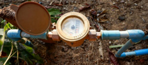 compteur d'eau extérieur sous terre dans le jardin de la maison protégé par un regard