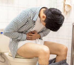 homme se sent malade sur les toilettes constipation selles douloureuses