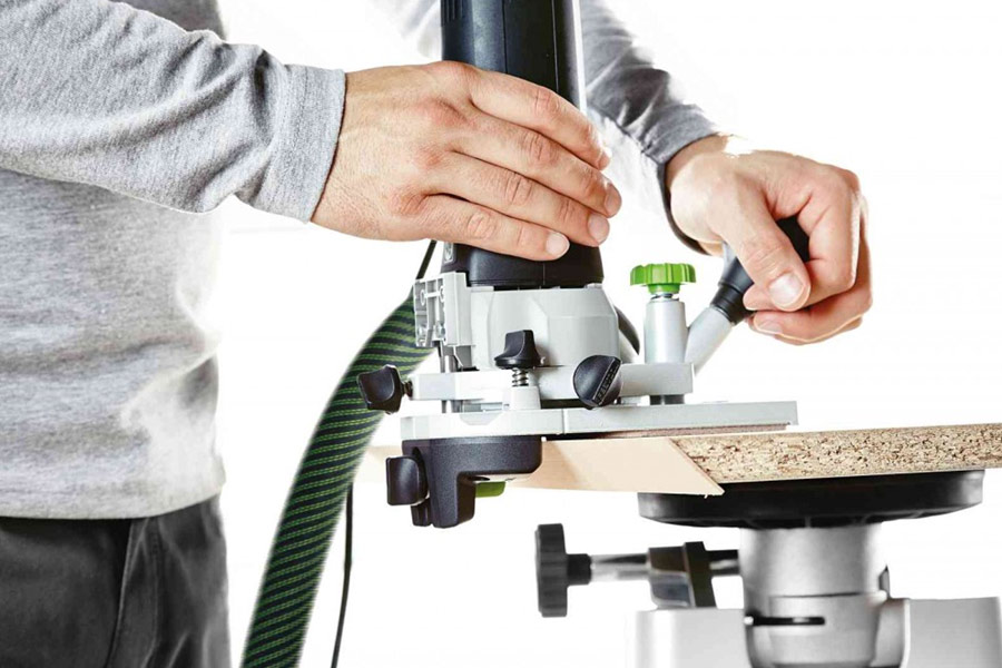 gros plan sur le menuisier utilisant l'affleureuse modulaire Festool