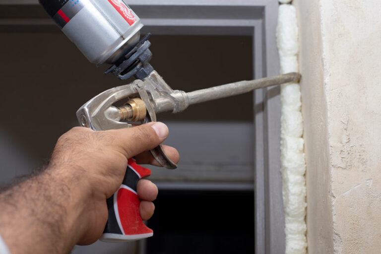 installer de la mousse expansive pour le joint d'étanchéité de la fenêtre